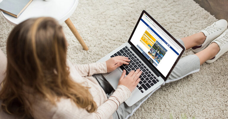 Una mujer en un portátil consultando la página web de una pequeña empresa